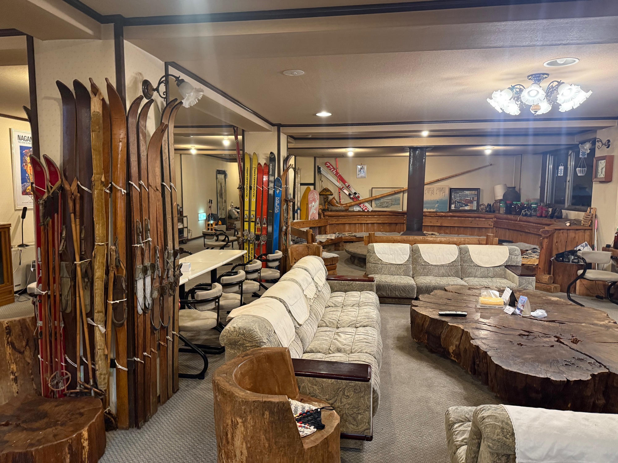 ロビーと暖炉の一体空間！暖かい空間でお客様をお出迎え【ヴィラ・一の瀬】