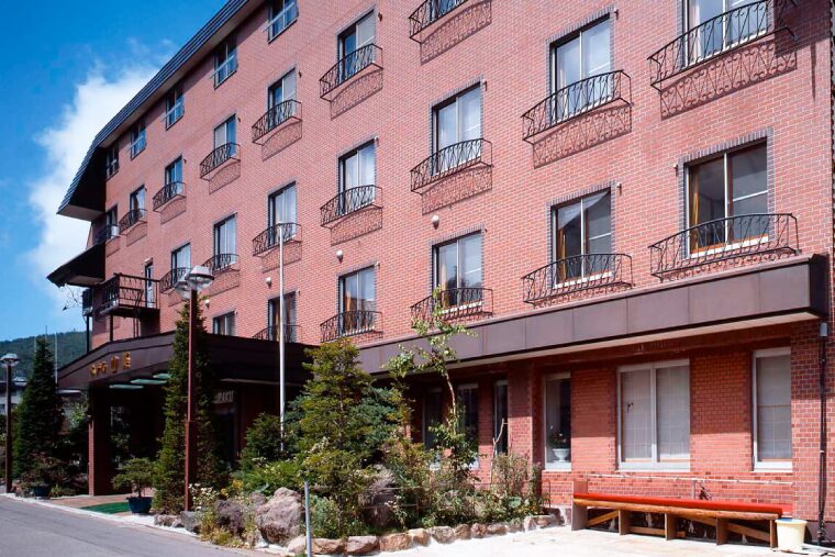 From Quantity to Quality: Hotel Sanraku’s Approach to Creating Layers of Small Comforts, Shaped by a Long-Established Inn That Remembers the Ski Boom